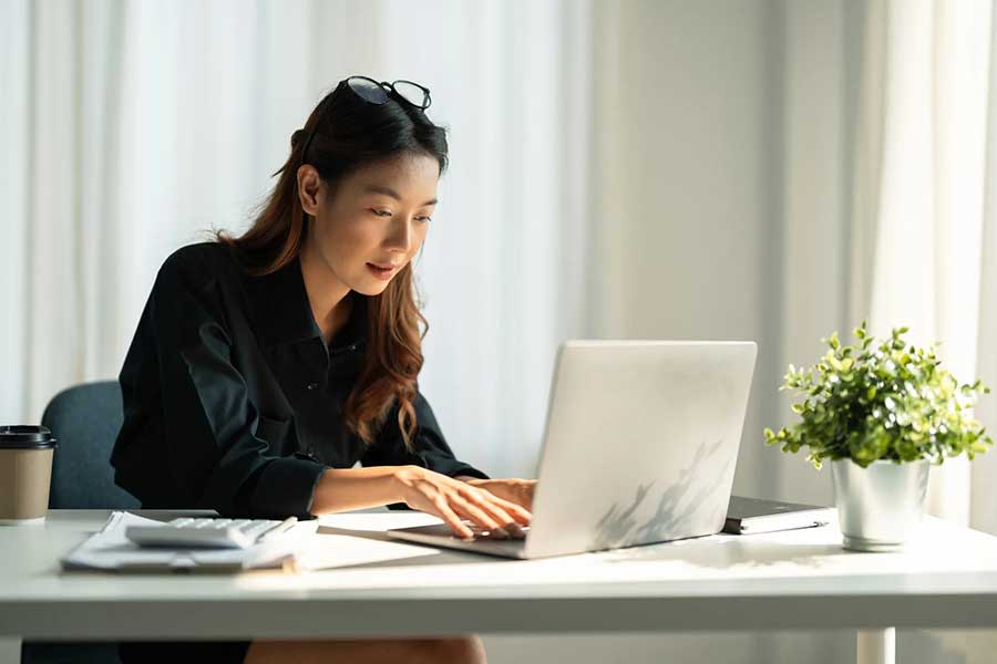 woman working on credit
