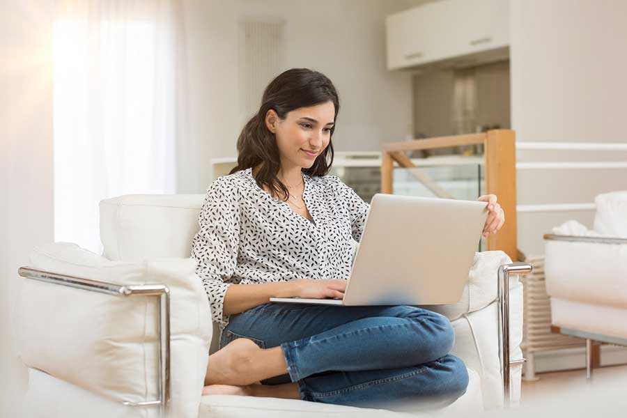 women applying for credit online