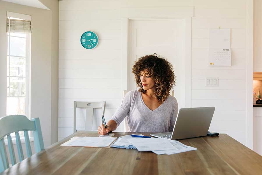 woman disputing credit report